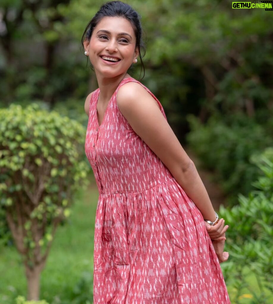 Reshma Shinde Instagram - Pretty in pink..Look on the pink side of life. ...Pink ikkat dresss . . Outfit details : Fabric : cotton Size : XS to XXXL . . Muse : @reshmashinde02 📷 : @aakash.a.dhumal MUA : @trupti_makeup_expert