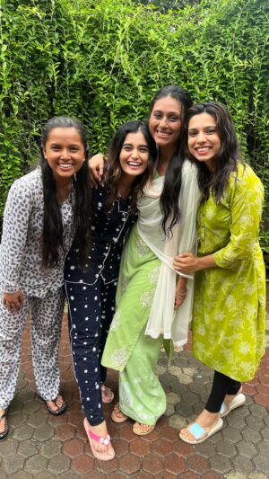 Reshma Shinde Instagram - Maa-ke-Beti ya doing ma-ke-ba
.
.
🎥- @meghanjadhav 
.
.
.
#makeba #reels #dancereels #rangmazavegla #deepika #kartiki #shweta #deepa #tanishkavishe #anushkapimputkar #anaghaatul #reshmashinde #trending #celeb #starpravah