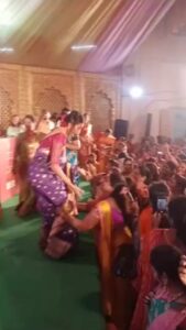 Reshma Shinde Instagram - प्रेक्षकांनी उचलून धराव ही प्रत्येक कलाकाराची अपेक्षा असते... पण अशाप्रकारे नक्कीच नाही😂❤️😂 #event #deepa #StarPravah #पुरेपूर_कोल्हापूर #grateful #blessed