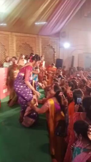 Reshma Shinde Instagram - प्रेक्षकांनी उचलून धराव ही प्रत्येक कलाकाराची अपेक्षा असते...
पण अशाप्रकारे नक्कीच नाही😂❤️😂

#event #deepa #StarPravah
#पुरेपूर_कोल्हापूर
#grateful
#blessed