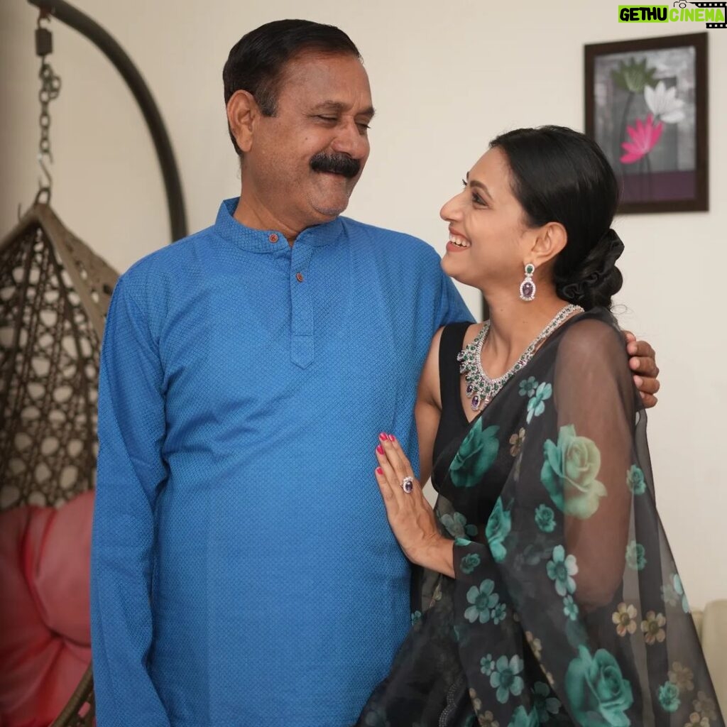 Reshma Shinde Instagram - Happy father's day बाबा ❤️ तुमच्या चेहऱ्यावरच हसू असंच कायम राहू दे...🧿 #fathersday #family #blessed #love