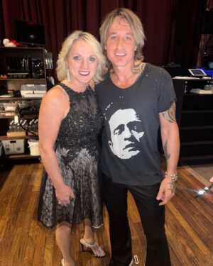 Rhonda Vincent Instagram - An incredible night at the Grand Ole @opry with so many friends….. @henrychocomedy  @iammaggierose @ChapelHart @keithurban  and more!! We missed you @jeannieseely ❤️❤️ Now we’re on the bus to 9/14 Hiawassee GA, 9/15 Montgomery AL 9/16 Conway MO - Starvy Creek Bluegrass Festivals #RhondaVincent & The Rage www.rhondavincent.com