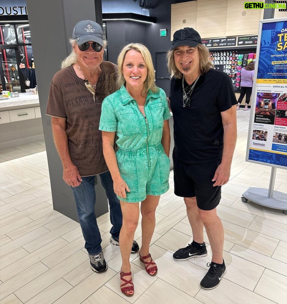 Rhonda Vincent Instagram - When you visit @sweetwatersound and you meet up with these guys from @reospeedwagonofficial Sweetwater