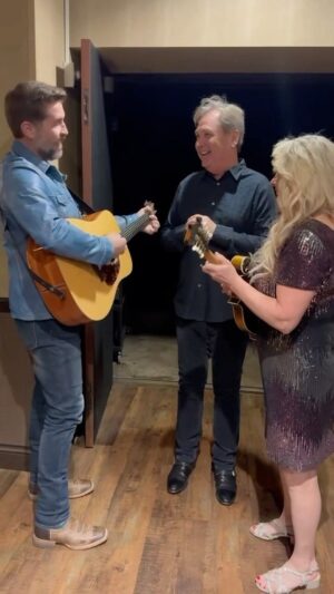 Rhonda Vincent Instagram - Christmas caroling gone wrong… @opry style 😜🎄

The plan was for Rhonda and me to surprise Steve last night… but he ended up surprising us. Just when we thought he was going to stay in his dressing room— at the last minute, he turns and starts walking to stage as we had already started playing, so Rhonda and I ended up chasing him down the #opry hallway playing “Joy To The World.” 
He was so confused and a good sport. Merry Christmas Steve! 

Listen to the full version of “Joy To The World” at the link in bio. 

@rhondavincent @stevewariner 

#christmascaroling #joytotheworld #kingsizemanger