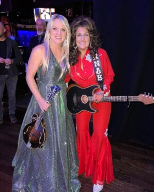 Rhonda Vincent Instagram - Fun night at the Grand Ole @opry with @hannahdasher Now on our way to begin our #Christmas #bluegrass shows 12/2 Etowah TN 12/3 Portland TN 3pm & 7:30pm 12/8 Wagoner OK 12/9 Fort Smith AR 12/10 Paragould AR 12/15 SOLD OUT Galax VA 12/17 Irwin PA 12/18 Berlin OH 12/19 Grand Ole #Opry www.rhondavincent.com