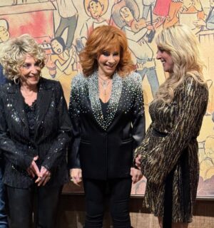 Rhonda Vincent Instagram - Special moment with #opry sisters. Grand Ole @Opry - Jeannie Seely @reba @rhondavincent  #opry #jeannieseely #reba #rhondavincent #nashville #wsm  #countrymusic