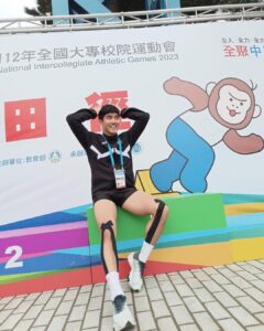 Riesling Hsieh Instagram - - 第一年也是最後一年的全大運。 自從大二校排寒訓膝蓋受傷，休養一年多，慢慢衰退的運動表現，直到大三下又進田徑校隊重新訓練。這段時間也有很多不好的念頭，暑假的時候也換了一個平頭，不常分享身邊的事物，沒辦法好好的運動，沒辦法好好的排解自己。 就只覺得之後沒辦法再運動了，生命中一個好重要的事物硬生生被抽離。 - 練田徑之後認識了很多人，很開心可以一起訓練，一起吃早餐，然後一起被教練罵🥹 雖然比賽沒有得名，事後回想如果自己這幾個月可以更加努力的練習不知道成績會不會更好。 這次全大運的秒數都比上次板橋公開賽慢一點，本來想說這次全大運更大型的比賽要再進步一點點，零點幾秒也好， 哈哈哈 - 覺得可惜但不後悔，因為自己盡力了，有完賽了，然後沒有嚴重的受傷，一切的一切都好值得。 然後又是大四最後一年，能當一匹老馬在賽場上奔馳是一件好爽好爽好爽的事！ 之後畢業還是要好好保養身體，期許之後可以好好練半馬、全馬，或是三鐵😎 總之就是不會放過自己的意思。 半登出宜蘭大學田徑隊🏃🏻‍♂️ 因為畢業之前還想要跟學弟妹一起訓練。 #全大運 #大專盃 #田徑 #112年大專盃 中原大學