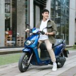 Riesling Hsieh Instagram - - 不融於世的鮮明色彩，內在是無所畏懼的強悍。 這次台鈴Suzuki eReady出了新款個性色「藍紫悍」，在路上絕對會成為矚目的焦點！ - 在騎乘時，使用「皮帶傳動」，材質的關係也相對靜音許多，不會有吵雜的聲音且舒適。 - 車頭的置物空間有兩個，還有提供USB充電，再也不怕騎車的時候手機沒電啦～ 車廂還可以放進兩個安全帽的大小，完美解決了騎機車常遇到的問題，以後在外面血拼就不怕買太多，全部塞車廂了！ - 在動力方面，為Gogoro Network，與Gogoro技術合作，並共用換電系統，換電非常方便，只要找到換電站就不怕啦！ #eReady #eReady台鈴智慧電車 #eReadyRun76Belt