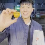 Riesling Hsieh Instagram - - #大軍的美食音樂之旅 來到韓國，一定不能錯過的【私房平價巷弄美食】！ - 📍第一站：生拌牛肉姐妹家（육회자매집）Uke Zamzip 🏠地址：208 Jong-ro, Jongno-gu, Seoul, 南韓 🕒營業時間：星期一~星期六10:00–14:00、15:00–22:00，星期日公休 ✅️位於首爾的廣藏市場，在韓國人之間評價非常好的餐廳！ ✨生牛肉&生章魚 💰價格：33,000韓寰（約825臺幣） 📌牛肉不用加任何調味料吃起來就特別鮮甜，第一次看到活生生地觸手在盤子上動，心裡還是會有點怕怕的，所以放在嘴裡的時候是拚了命的咬呢！但口感上有勁！還可以啦~ PS：我絕對不會說我是猜拳猜輸才放進嘴裡的！ ✨牛肉煎餅 💰價格：18,000韓寰（約450臺幣） 📌賣相好看，味道還不錯，搭配加辣椒跟蒜一起吃更豐富！ - 📍第二站：哈登 HarDang 하르당 🏠地址：1층, 206 Jong-ro, Jongno-gu, Seoul, 南韓（地鐵1號線，鍾路5街站8號出口往廣藏市場走約80公尺） 🕒營業時間：星期一~星期日10:00–22:00 ✅️當地韓國Hardon하르당的分店，本身在韓國是非常有名的賣傳統小點的品牌 ✨紅豆核桃燒 💰價格：10個5,000韓寰（約125臺幣） 📌紅豆餡甜而不膩，跟台灣的車輪餅不一樣，外皮香脆與甜香裡面的紅豆沙餡吃起來比較細膩濕潤，還有一個核桃，增加了口感的層次！ ✨奶油泡芙餡 💰價格：9個6,000韓寰（約150臺幣） 📌一樣有香脆的外皮和增加口感層次的核桃，搭配偏固態的奶凍，奶香和核桃香在嘴裡爆開，口感和味道都非常特別！ - 📍第三站：荒謬的生肉 엉터리 생고기 🏠地址：23 Myeongdong 4-gil, Jung-gu, Seoul, 南韓（首爾地鐵4號線明洞站「명동역」6號出口出來左轉，直走過了2個街口後，在第3個街口處左轉，盡頭路口處右前方看到烤肉店標示，上去2樓即會抵達） 🕒營業時間：星期一~星期日11:00至23:00 ✅️非常有名的平價韓式烤肉吃到飽，來到韓國非常值得體驗正宗的烤肉料理！ 💰價格：16,800韓寰/人（約420臺幣） 📌除了肉品可無限續外，還有大醬湯、豆腐、小菜也是吃到飽。店內也有許多飲料、酒品、熟食可以做單點，不會讓整體烤肉吃得很膩~最後私心推薦Terra 啤酒配三層肉，真的是絕配！ - 📍第四站：路邊看到的雞蛋燒 🏠地址：明洞地下購物中心18號出口 ✅️在寒冷的天氣無意間被雞蛋香氣吸引的韓國街頭小吃， 💰價格：2,000韓寰（約50臺幣） 📌胖圓體型與暖甜口感，咬下去內餡有金黃色像小太陽的雞蛋完整包覆其中，非常合適在冬季街頭上一遍吃一遍享受韓風！ - 📍第五站：順熙家綠豆煎餅 🏠地址：5 Jong-ro 32-gil, Jongno-gu, Seoul （地鐵1號線鐘路5街站8號出口，步行2分鐘） ✅️廣藏市場生意最好的綠豆煎餅店 💰價格：5,000韓寰（約125臺幣） 📌外表金黃香脆一份都超大一片！搭配洋蔥醬的味道吃了之後非常上癮！ - 🆗總結的話記得把影片看到最後，我唱給你聽😍 - ❗️福利❗️ 分享大軍的韓國巷弄美食的影片，大軍送您韓國小禮物！ 🔔抽獎辦法： 👉🏻Step 01：在影片下下留言：@Tag 2位好友，跟你分享大軍的韓國巷弄美食 👉🏻Step 02：分享本活動至您的限動，並標註 @riesling_0903 的賬號 👉🏻Step 03：等待抽獎結果！ 🌟獎品：韓國Paldo極地拉麵 🫶活動時間：即日起至2023/05/18日23:59截止，我將從留言中選出3位幸運兒，得獎名單將於活動結束後留言及限動公布。 - 🔔注意事項： · 中獎者請私訊我，並提供您的聯絡方式、姓名及地址等資訊，我將盡快安排獎品寄送！ · 若中獎者未於7日內回覆，視為自動放棄得獎資格，恕不另行通知。 #韓國美食 #大軍的私房料理 #廣藏市場 #明洞 #生拌牛肉姐妹家 #哈登 #荒謬的生肉 #順熙家綠豆煎餅 #生章魚 #生拌牛肉 #牛肉煎餅 #紅豆核桃燒 #奶油泡芙餡 #雞蛋燒 #綠豆煎餅#抽獎