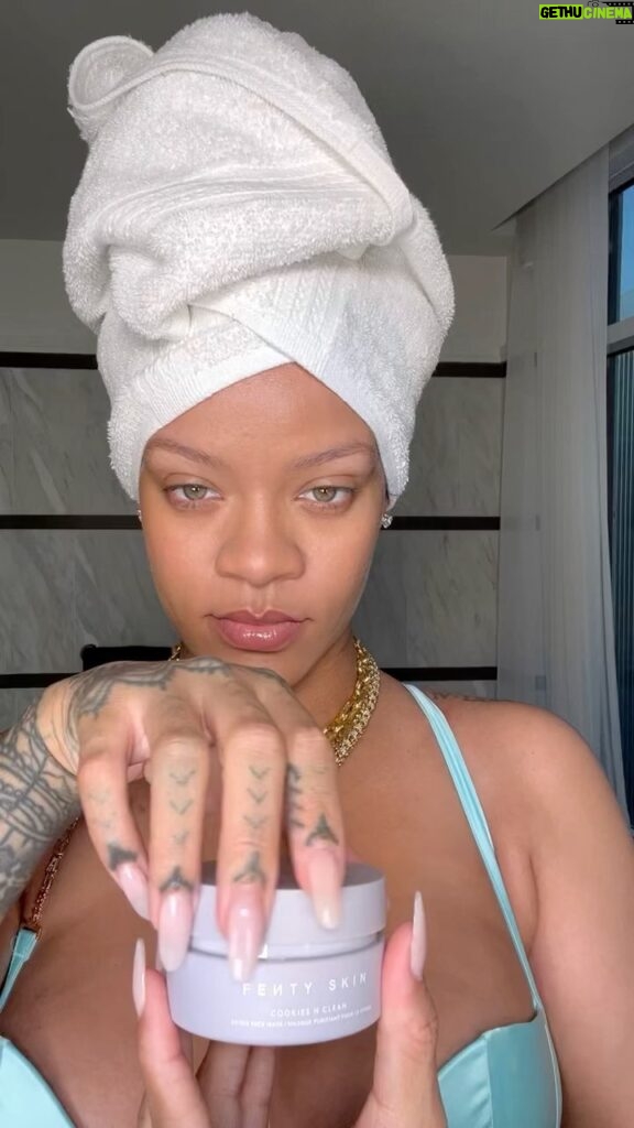 Rihanna Instagram - and that’s on self care bih 🧖🏿‍♀