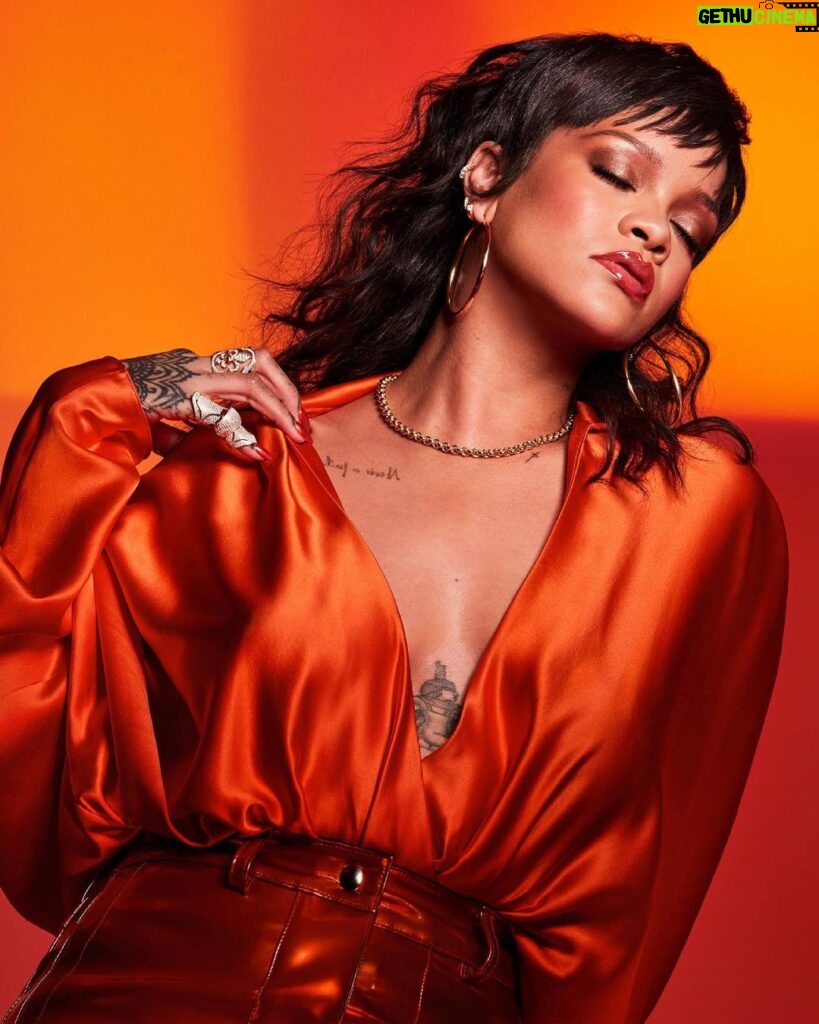 Rihanna Instagram - I KNOOOOWWW y’all didn’t think we were done with Gloss Bomb right?!!! 🥵 @fentybeauty we back at it with this new #GLOSSBOMBHEAT for juicy, glossy, plumped up lips. Grab it now at fentybeauty.com, @sephora, @bootsuk & @harveynichols 🔥