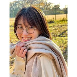 Rina Aizawa Instagram - 先日、写真家新津保建秀さんとマネージャーさんと街をふらりとしながら作品撮りをしました🍃
この写真は撮影の合間に新津保さんがiPhoneで撮ってくれました。
後ろに写る葉っぱのきらきらした感じがとてもきれいです✨
天気に恵まれた日でした☺️☀️