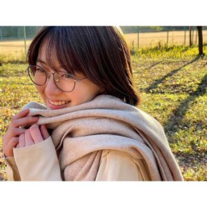 Rina Aizawa Instagram - 先日、写真家新津保建秀さんとマネージャーさんと街をふらりとしながら作品撮りをしました🍃 この写真は撮影の合間に新津保さんがiPhoneで撮ってくれました。 後ろに写る葉っぱのきらきらした感じがとてもきれいです✨ 天気に恵まれた日でした☺️☀️