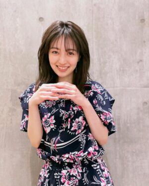 Rina Aizawa Instagram - おはようございます！

2つお知らせです🫧
明日7月15日(金)よる8時から
テレビ東京「強行犯係樋口顕Season2」がいよいよスタートします🌻

そして第1話直前、
よる7時25分から放送「デカ盛りハンター」に内藤剛志さんと佐野岳さんと一緒に参加させていただきました！

どちらもお見逃しなくっ☺️

👗@rpko_official
👡@dianashoespress
💍@pluster.jp