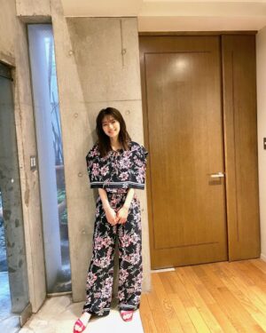 Rina Aizawa Instagram - おはようございます！

2つお知らせです🫧
明日7月15日(金)よる8時から
テレビ東京「強行犯係樋口顕Season2」がいよいよスタートします🌻

そして第1話直前、
よる7時25分から放送「デカ盛りハンター」に内藤剛志さんと佐野岳さんと一緒に参加させていただきました！

どちらもお見逃しなくっ☺️

👗@rpko_official
👡@dianashoespress
💍@pluster.jp