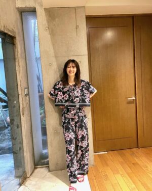 Rina Aizawa Instagram - おはようございます！

2つお知らせです🫧
明日7月15日(金)よる8時から
テレビ東京「強行犯係樋口顕Season2」がいよいよスタートします🌻

そして第1話直前、
よる7時25分から放送「デカ盛りハンター」に内藤剛志さんと佐野岳さんと一緒に参加させていただきました！

どちらもお見逃しなくっ☺️

👗@rpko_official
👡@dianashoespress
💍@pluster.jp