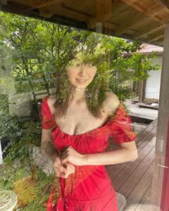 Rina Aizawa Instagram - 週プレご覧になっていただけましたか？ 今回初めてご一緒させていただいた写真家の新津保建秀さん。 新緑の季節、雨が降る鎌倉で素敵な写真を撮って下さいました☺️ 現在、週プレ グラジャパ！の「+スペシャル」にて未公開カットや撮影の裏側に密着したムービーを配信中です🍃 未公開カットも好きな写真が本当に沢山あって…ぜひチェックしていただきたいです。 そして明日はいよいよオンラインサイン会です！！ ハイライトに、オンラインサイン会とグラジャパ！のリンクをまとめました🌼 詳細はそちらからご覧ください😊 #週プレ #オフショット