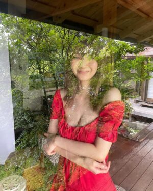 Rina Aizawa Instagram - 週プレご覧になっていただけましたか？
今回初めてご一緒させていただいた写真家の新津保建秀さん。
新緑の季節、雨が降る鎌倉で素敵な写真を撮って下さいました☺️

現在、週プレ グラジャパ！の「+スペシャル」にて未公開カットや撮影の裏側に密着したムービーを配信中です🍃

未公開カットも好きな写真が本当に沢山あって…ぜひチェックしていただきたいです。

そして明日はいよいよオンラインサイン会です！！

ハイライトに、オンラインサイン会とグラジャパ！のリンクをまとめました🌼
詳細はそちらからご覧ください😊

#週プレ
#オフショット