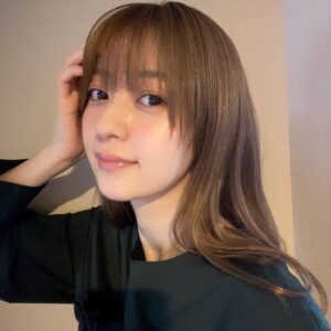 Rina Aizawa Instagram - 久しぶりの投稿になってしまいましたが、お元気ですかー??☺️
私は最近エアリアルヨガを始めたり、髪をハイトーンカラーにしたりやってみたかったことをしています…🥺
皆さん引き続き健康に気をつけて過ごしてくださいね🤍

あとでしんのすけ(うちのいぬちゃん)の写真も載せますね〜🐶‼︎