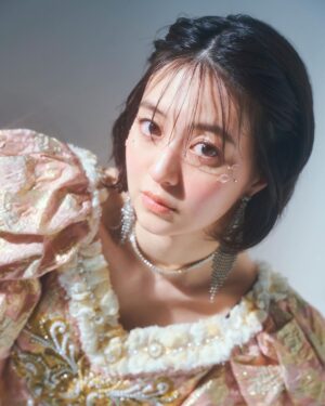 Rina Aizawa Instagram - 写真は作品撮影のときのもの。
目元に花びらがついています…🌸

桜が開花し始めましたね。
みなさんはお花見の予定はありますか⁇☺️