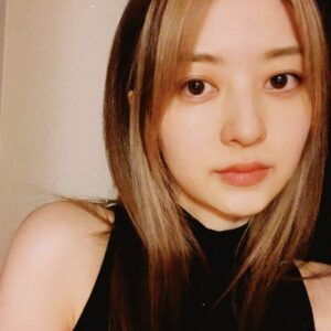 Rina Aizawa Instagram - え‼︎誰⁇ 私です。逢沢りなです。 紫のインナーカラーが色落ちして金髪になりました…‼︎💇🏼‍♀️ こういう髪色は人生初✨ ずっとやってみたかったー😆 自分のインスタを見てみると毎度髪型が変化していることに驚く😳 自分に合うものはなんだろう？って色々チャレンジしてみるのが好きみたい☺️ 金髪は染め直しちゃうけど、次はどんなヘアスタイルがいいかなー⁇🤔✨