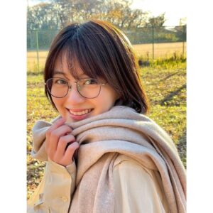 Rina Aizawa Instagram - 先日、写真家新津保建秀さんとマネージャーさんと街をふらりとしながら作品撮りをしました🍃
この写真は撮影の合間に新津保さんがiPhoneで撮ってくれました。
後ろに写る葉っぱのきらきらした感じがとてもきれいです✨
天気に恵まれた日でした☺️☀️