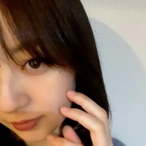 Rina Aizawa Instagram - 年末最後に髪を整えてもらいました💇🏻‍♀️🤍
毎回雰囲気を変えてくれるので嬉しい☺️✨

そして今年ももうすぐ終わってしまいますね❄️
一年あっという間だったなぁ💭
仕事納めをして私は少し体調を崩してしまいました💦毎年ではないけどよくそうなりがちです☹️皆さんも身体に気をつけて過ごして下さい‼︎

よいお年をお迎えくださいね❤️