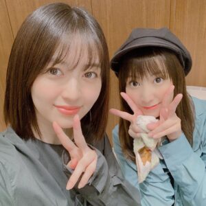 Rina Aizawa Instagram - 大好きな小池唯ちゃんと会ったよー🥰
ちょくちょく会うのに、一緒に写真撮るのいつも忘れちゃうのですが…ゆいゆいがTwitterを始めたということで忘れずに写真を撮りました👏😻

なんと‼︎
ゆいゆいがゴーオンイエローのポーズをしてくれました😆💛
かわいいー✨うれしー✨
そしてゴーカイピンクのポーズも💕
派手に参ります🎀‼︎