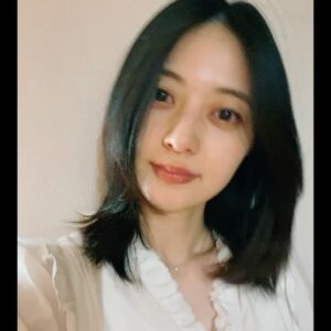 Rina Aizawa Instagram - 先日購入したIENAのブラウス
コットン100%だから扱いやすいのが嬉しい☺️
手洗いやクリーニングに出した方がいい生地のお洋服もかわいいけれど、最近は洗濯機で洗えるもの(マシンウォッシャブル)が気分です🫧

そして前髪が顎下くらいまで伸びました
昔もこのくらい長いときあったなぁ
当時は大人ぽくなりたくて伸ばしてたけど
今はすっかり大人な年齢です🙋🏻‍♀️✨