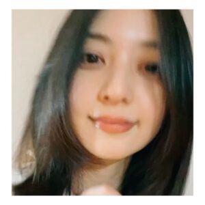 Rina Aizawa Instagram - 先日購入したIENAのブラウス コットン100%だから扱いやすいのが嬉しい☺️ 手洗いやクリーニングに出した方がいい生地のお洋服もかわいいけれど、最近は洗濯機で洗えるもの(マシンウォッシャブル)が気分です🫧 そして前髪が顎下くらいまで伸びました 昔もこのくらい長いときあったなぁ 当時は大人ぽくなりたくて伸ばしてたけど 今はすっかり大人な年齢です🙋🏻‍♀️✨