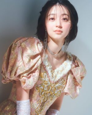 Rina Aizawa Instagram - 写真は作品撮影のときのもの。
目元に花びらがついています…🌸

桜が開花し始めましたね。
みなさんはお花見の予定はありますか⁇☺️
