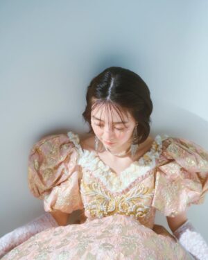 Rina Aizawa Instagram - 写真は作品撮影のときのもの。
目元に花びらがついています…🌸

桜が開花し始めましたね。
みなさんはお花見の予定はありますか⁇☺️