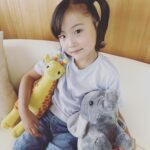 Ririsa Miyazaki Instagram - ばらかもん第9話ご視聴ありがとうございます。 見逃してしまった方は是非TVerでご覧ください☺︎ 動物園とっても楽しかったです✴︎✴︎ 先生の肩車はすごく高くてびっくりしたけど手を繋いでくれたので怖くなかったです！！ #ばらかもん #琴石なる役 #お気に入りのキリンとぞう
