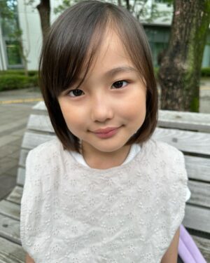 Ririsa Miyazaki Instagram - 2023年最後の投稿です！！

今年もたくさんのいいねやコメント、本当にありがとうございました☺︎
みなさま良いお年をお迎えください⭐️⭐️

ロングヘアからボブヘアに💇‍♀️

#2023年