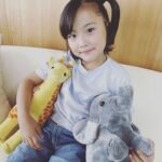 Ririsa Miyazaki Instagram - ばらかもん第9話ご視聴ありがとうございます。 見逃してしまった方は是非TVerでご覧ください☺︎ 動物園とっても楽しかったです✴︎✴︎ 先生の肩車はすごく高くてびっくりしたけど手を繋いでくれたので怖くなかったです！！ #ばらかもん #琴石なる役 #お気に入りのキリンとぞう