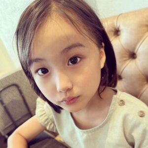 Ririsa Miyazaki Instagram - ばらかもん第3話見ていただけましたか？

ケルベロスに貝がら屋さん楽しかったです🐚🐕

#ばらかもん
#琴石なる役