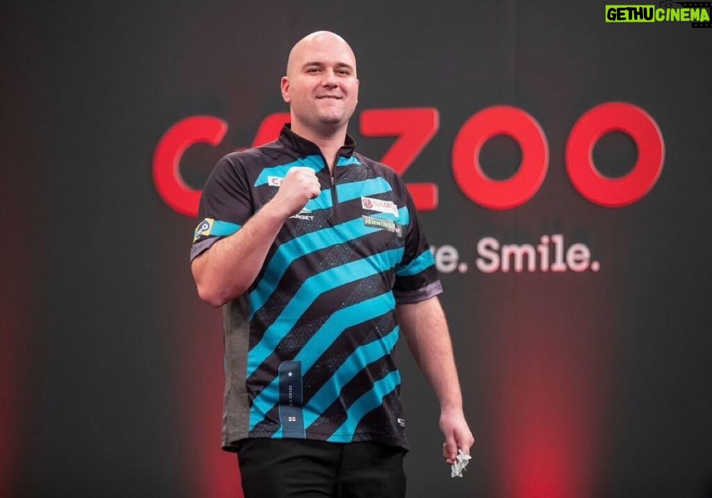 Rob Cross Instagram - Great to start with a W in the US Masters. What a venue to play at and brilliant atmosphere. Now I play Dimitri Van den Bergh in a tough quarter-final. Thanks for all the support in 🇺🇸 @targetdarts @NamosSolutions @jenningsbetinfo @scott_rbs