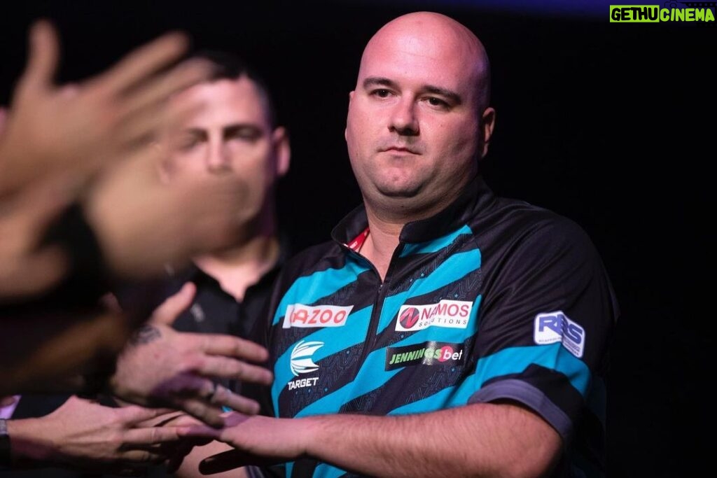 Rob Cross Instagram - Good to progress yesterday, had to dig deep after a slow start. Ready to go again with another clash with Gary Anderson. Thanks for the support, means a lot ⚡ @targetdarts @NamosSolutions @jenningsbetinfo @scott_rbs 📸 @_taylorlanningphotography_