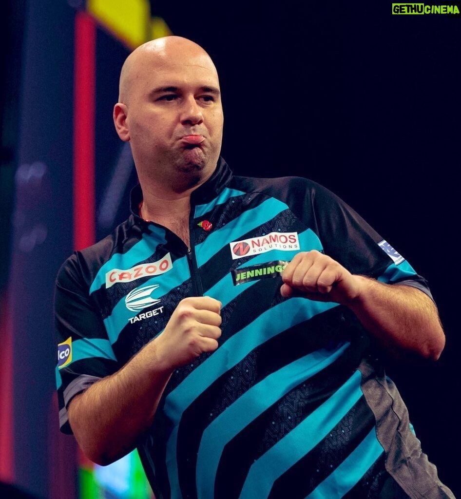 Rob Cross Instagram - ROB DOES JOB! 🇧🇭⚡ Rob Cross is through to the Bahrain Masters semi-finals after beating Peter Wright 6-5. Despite suffering from a back injury, Voltage nailed double four to secure the win. @targetdarts @NamosSolutions @jenningsbetinfo @scott_rbs 📸@taylanningpix