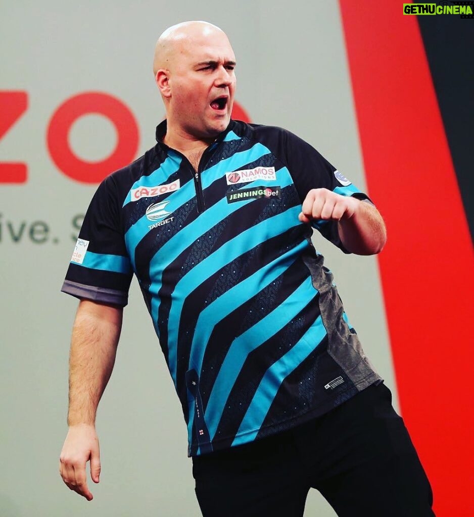 Rob Cross Instagram - HIGH VOLTAGE! ⚡ Rob is through to the last 16 of the World Championship after beating Mervyn King 4-1. He hit five 180s, average 99.13 with a 43% checkout success. @targetdarts @NamosSolutions @jenningsbetinfo @scott_rbs 📸 @_taylorlanningphotography_