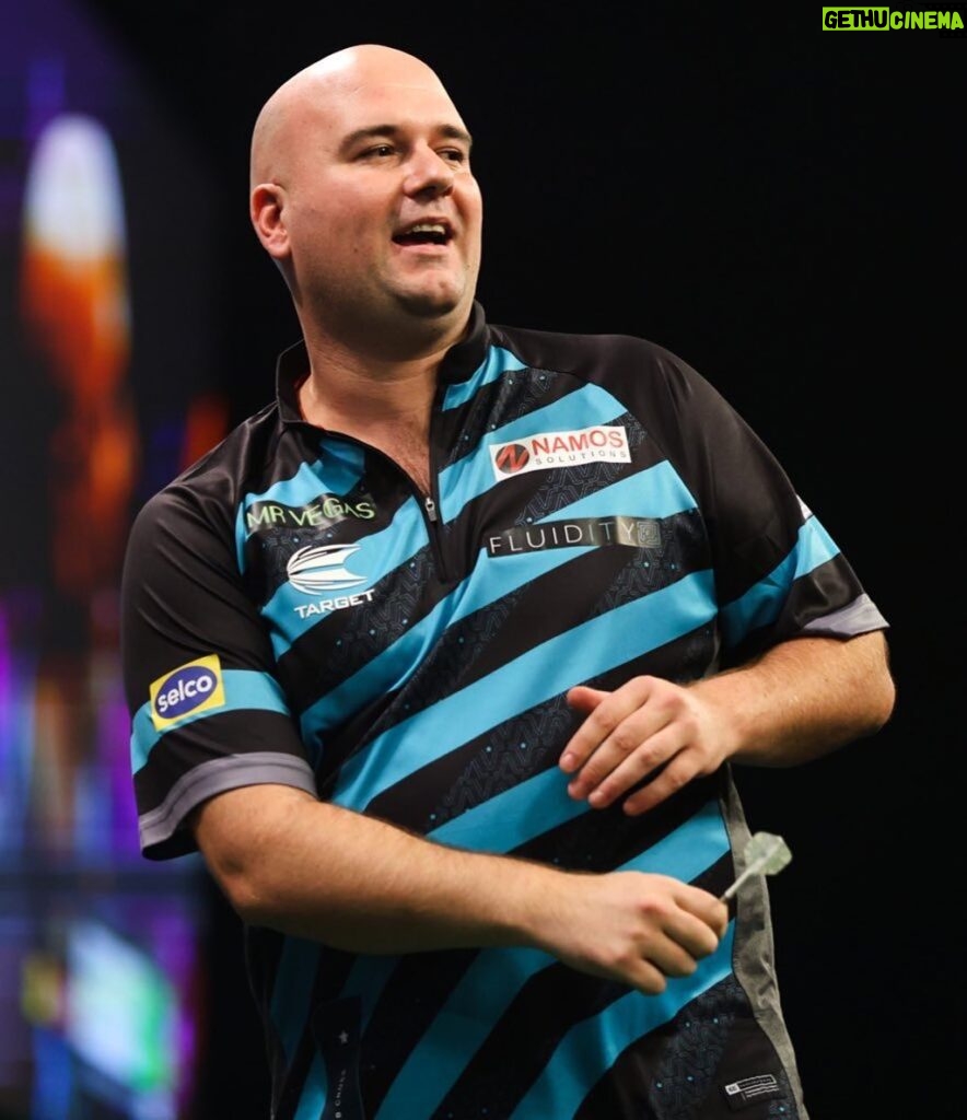 Rob Cross Instagram - Scrappy start but it’s a W. Got away with that one. Onto the next and be better tomorrow folks! ⚡ @targetdarts @NamosSolutions @pwrbyfluidity @scott_rbs 📸 @_taylorlanningphotography_