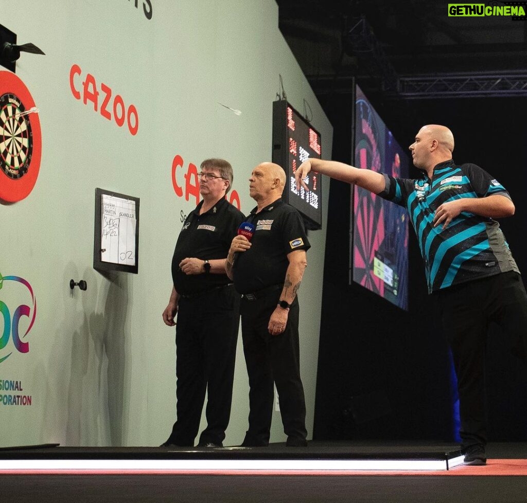 Rob Cross Instagram - A few images from last night’s match by @_taylorlanningphotography_ …I next play Michael Smith on Wednesday night. A big day of prep ahead! @targetdarts @NamosSolutions @jenningsbetinfo @scott_rbs
