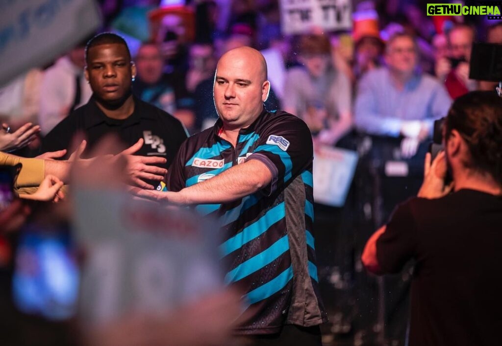 Rob Cross Instagram - 𝙍𝙚𝙖𝙙𝙮 𝙩𝙤 𝙜𝙤…⚡ Final prep underway for the final Players Championship events in Barnsley for the next two days. It’s non-stop busy for a while now. Love it. @targetdarts @NamosSolutions @pwrbyfluidity @scott_rbs 📸 @_taylorlanningphotography_