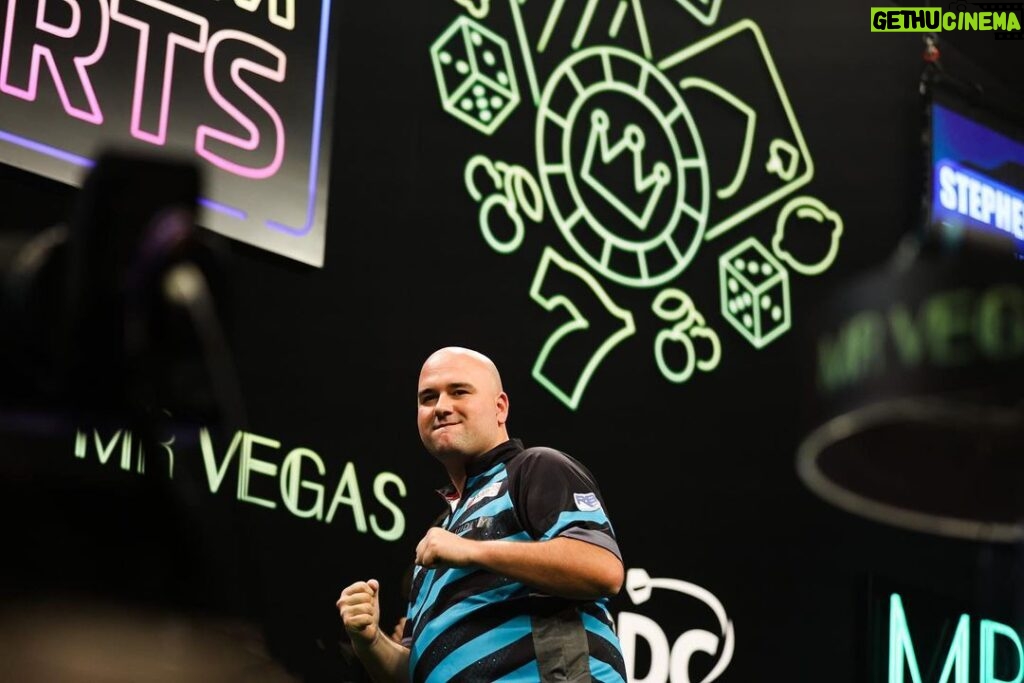 Rob Cross Instagram - One to go. Some prep and time with the family and I’ll be ready to face Luke tonight. Great messages of support, means a lot thank you 🙏⚡ @targetdarts @NamosSolutions @pwrbyfluidity @scott_rbs 📸 @_taylorlanningphotography_