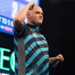 Rob Cross Instagram – Job done.
Important win and onto the knockout stages of the Grand Slam. 
Thanks for all the support, means a lot 🙏⚡️
@targetdarts @NamosSolutions @pwrbyfluidity @scott_rbs 

📸 @_taylorlanningphotography_