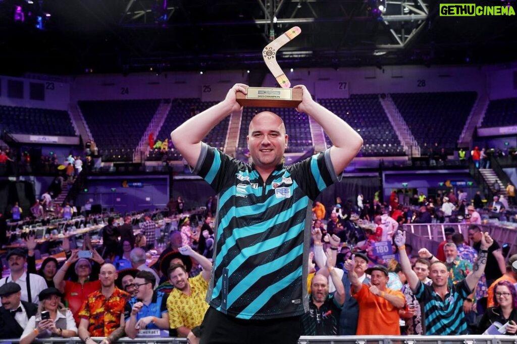 Rob Cross Instagram - Absolutely over the moon to take back-to-back titles in the WSOD. I’ve loved my time in Australia and New Zealand, I feel very grateful. Plus thanks to the crowd for amazing support! 🇦🇺🇳🇿 ⚡👏 @targetdarts @NamosSolutions @jenningsbetinfo @scott_rbs