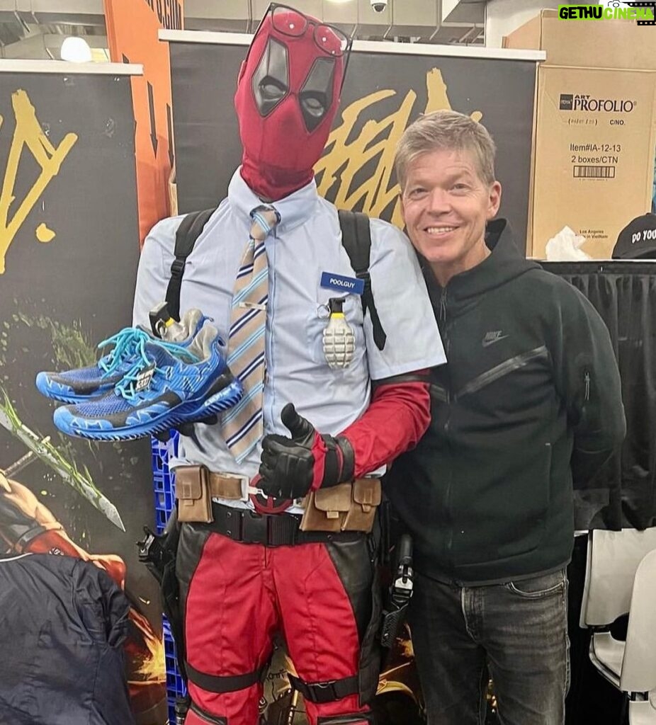 Rob Liefeld Instagram - Scenes From A Con. #deadpool #cable #robliefeld #xmen #xforce #marvel #robliefeld