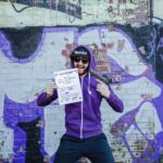Robin Blase Instagram - Mitabeitah hat es tatsächlich geschafft, dass ihm jemand Geld dafür bezahlt aus der Versenkung zu verschwinden. Der Erfinder von Sellout-Rap ist zurück. Raps für Unternehmen schreiben ist auf jeden Fall whack - und niemand ist whacker als Mitabeitah! Das neue Video zum geheimen Untergrundhandel auf Telegram, bei dem Influencer Instagram Gewinnspiele verticken (mit exklusiven Mitabeitah Auftritt) ist jetzt online - Link in der Bio! 📸 @johannawittig 🔫 Natürlich eine Fake Theaterwaffe für den Filmdreh 😅
