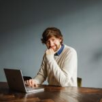 Robin Blase Instagram - #Werbung Ich hab mit meiner vollen Haarpracht letzte Woche noch schöne Stockfotos gemacht. Dieses Mal mit dem #SurfaceLaptopGo den ich von @cyberport bekommen habe. Sehe ich so aus wie der deutsche Topmanager, der ich bin? Als deutscher Topmanager achte ich darauf, dass ich nicht zu viel Geld ausgeben. Für den Friseur, aber auch für Laptops. Und bei #CyberportDE gibt es bis zum 05.04 Rabatt von 15% auf den Surface Laptop Go. Link in der Bio. #erstmalverstehen #SurfaceForUs 📸 @johannawittig