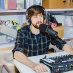 Robin Blase Instagram - So nehmen @notstrongonlyaggressive & ich aktuell #Podcast auf - im Keller des Büros, wo wir unsere ganzen Props lagern. Wer findet die Toilette, die wir mal für einen @myhammer_de Dreh gekauft haben? Im April wird unser neues #Studio fertig, ich bin schon sehr gespannt - wir haben große Pläne für #Lästerschwestern. Neue Folge ist auch schon online - dieses Mal mit @simonkraetschmer als Gast!